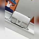 Кожа и оригинальная фурнитура создают уникальный и роскошный образ. Идеально под