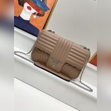 Кожа и оригинальная фурнитура создают уникальный и роскошный образ. Идеально под