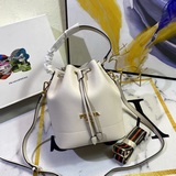 Новейшая модель Prada, из кожи теленка с текстурой личи, с двумя ремнями： кожаны