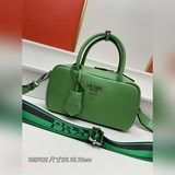 Как и ожидалось от Prada, я каждый день хочу носить эту минималистичную сумку-бо
