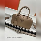 Как и ожидалось от Prada, я каждый день хочу носить эту минималистичную сумку-бо