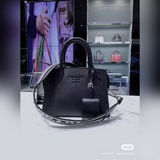 (1BA269#) Двойные плечевые ремни Prada. Эта сумка с застежкой-молнией выглядит п