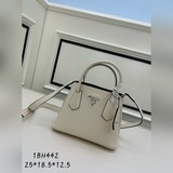 PRADA (мини-версия) с тонким рисунком личи поступила в продажу. Новая модель Dou