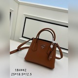 PRADA (мини-версия) с тонким рисунком личи поступила в продажу. Новая модель Dou