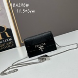 Маленькая сумка с рельефным узором 1BA298 в новом цвете. Эта сумка изготовлена и