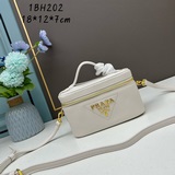 Коробка-сумка 1BH202 Эта лаконичная коробка-сумка изготовлена из импортной олень