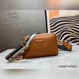 Эта сумка для фотоаппарата с двумя ремнями от PRADA изготовлена из импортной кож