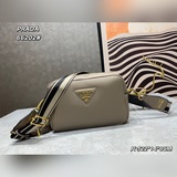 Эта сумка для фотоаппарата с двумя ремнями от PRADA изготовлена из импортной кож