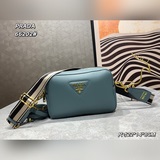 Эта сумка для фотоаппарата с двумя ремнями от PRADA изготовлена из импортной кож