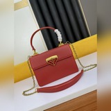Комплект Сумка Prada в форме гармошки, которая произвела фурор в мире моды. Мы с