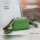 Эта сумка для фотоаппарата с двумя ремнями от PRADA изготовлена из импортной кож