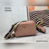 Эта сумка для фотоаппарата с двумя ремнями от PRADA изготовлена из импортной кож
