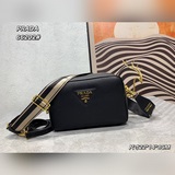 Эта сумка для фотоаппарата с двумя ремнями от PRADA изготовлена из импортной кож