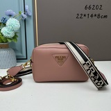 Эта сумка для фотоаппарата с двумя ремнями от PRADA изготовлена из импортной кож