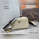 Эта сумка для фотоаппарата с двумя ремнями от PRADA изготовлена из импортной кож