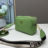 Эта сумка для фотоаппарата с двумя ремнями от PRADA изготовлена из импортной кож