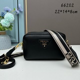 Эта сумка для фотоаппарата с двумя ремнями от PRADA изготовлена из импортной кож