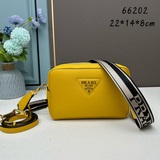 Эта сумка для фотоаппарата с двумя ремнями от PRADA изготовлена из импортной кож