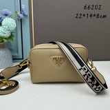 Эта сумка для фотоаппарата с двумя ремнями от PRADA изготовлена из импортной кож