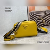 Эта сумка для фотоаппарата с двумя ремнями от PRADA изготовлена из импортной кож