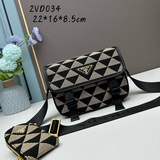 Сумка Prada с вышитым узором из ткани изготовлена из импортной кожи Saffiano и у