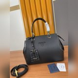 Сумка Pra@a с плечевым ремнем, номер модели： 66196, изготовлена из импортной кож