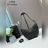 (Prada) Подмышечная сумка в форме полумесяца / полумесяца Модный хит [Победа] Те