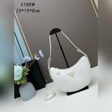 (Prada) Подмышечная сумка в форме полумесяца / полумесяца Модный хит [Победа] Те
