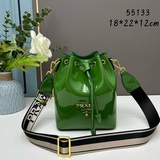 Высокое качество в специализированном магазине — летняя кожаная сумка PRADA из н