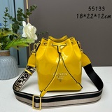 Высокое качество в специализированном магазине — летняя кожаная сумка PRADA из н