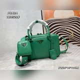 Верхний слой кожи быка 1BH520. Эта удобная сумка-тоут изготовлена из натуральной