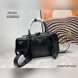 Верхний слой кожи быка 1BH520. Эта удобная сумка-тоут изготовлена из мягкой кожи