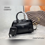 Верхний слой кожи 1BH521 с передними карманами. Эта удобная сумка-тоут изготовле
