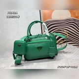 Верхний слой кожи 1BH521 с передними карманами. Эта удобная сумка-тоут изготовле