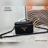 Коробка-сумка 1BH202 Эта лаконичная коробка-сумка изготовлена из импортной олень