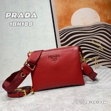 Первая публикация о сумке Prada «PRADA» с двумя ремнями, изготовленной в Италии 