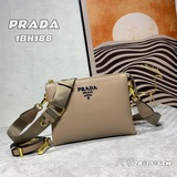 Первая публикация о сумке Prada «PRADA» с двумя ремнями, изготовленной в Италии 