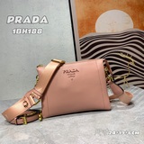 Первая публикация о сумке Prada «PRADA» с двумя ремнями, изготовленной в Италии 