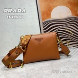 Первая публикация о сумке Prada «PRADA» с двумя ремнями, изготовленной в Италии 