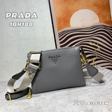 Первая публикация о сумке Prada «PRADA» с двумя ремнями, изготовленной в Италии 