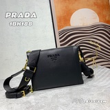Первая публикация о сумке Prada «PRADA» с двумя ремнями, изготовленной в Италии 