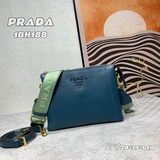 Первая публикация о сумке Prada «PRADA» с двумя ремнями, изготовленной в Италии 