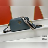 Эта сумка для фотоаппарата с двумя ремнями от PRADA изготовлена из импортной кож