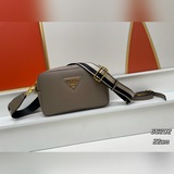 Эта сумка для фотоаппарата с двумя ремнями от PRADA изготовлена из импортной кож
