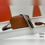 Эта сумка для фотоаппарата с двумя ремнями от PRADA изготовлена из импортной кож