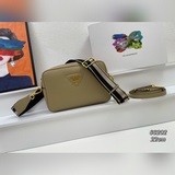 Эта сумка для фотоаппарата с двумя ремнями от PRADA изготовлена из импортной кож