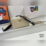 Эта сумка для фотоаппарата с двумя ремнями от PRADA изготовлена из импортной кож