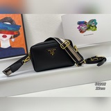 Эта сумка для фотоаппарата с двумя ремнями от PRADA изготовлена из импортной кож