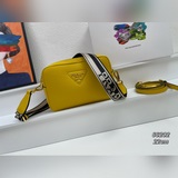 Эта сумка для фотоаппарата с двумя ремнями от PRADA изготовлена из импортной кож