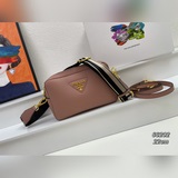 Эта сумка для фотоаппарата с двумя ремнями от PRADA изготовлена из импортной кож